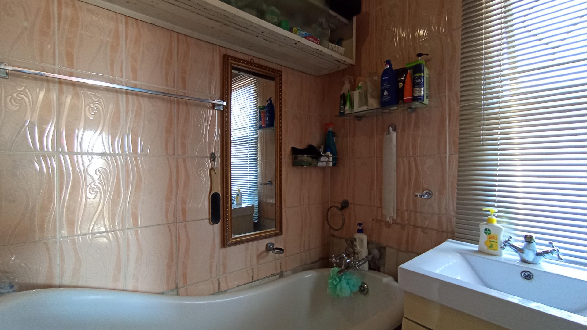 Main Bathroom - 7 square meters of property in Oriel