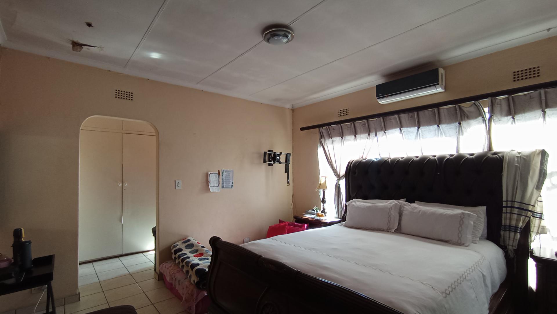 Main Bedroom - 26 square meters of property in Oriel