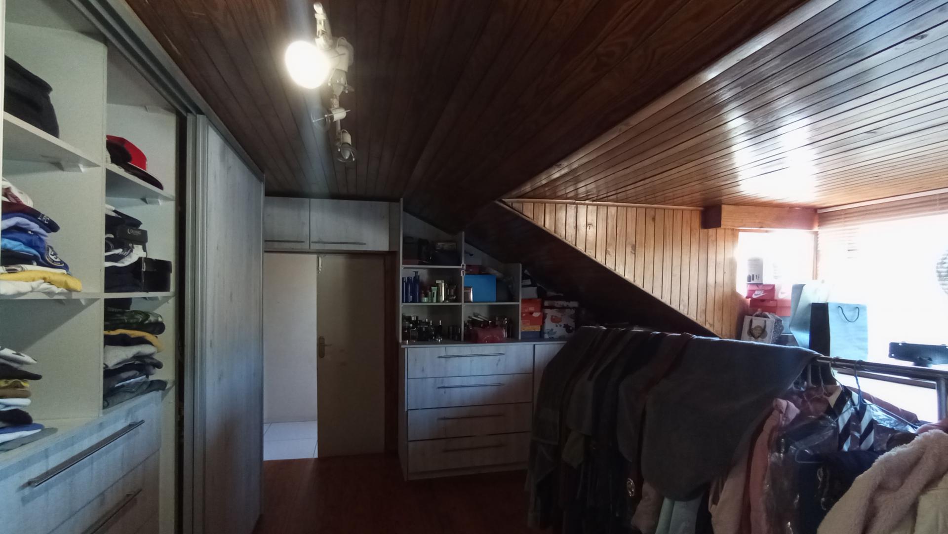 Spaces - 108 square meters of property in Oriel