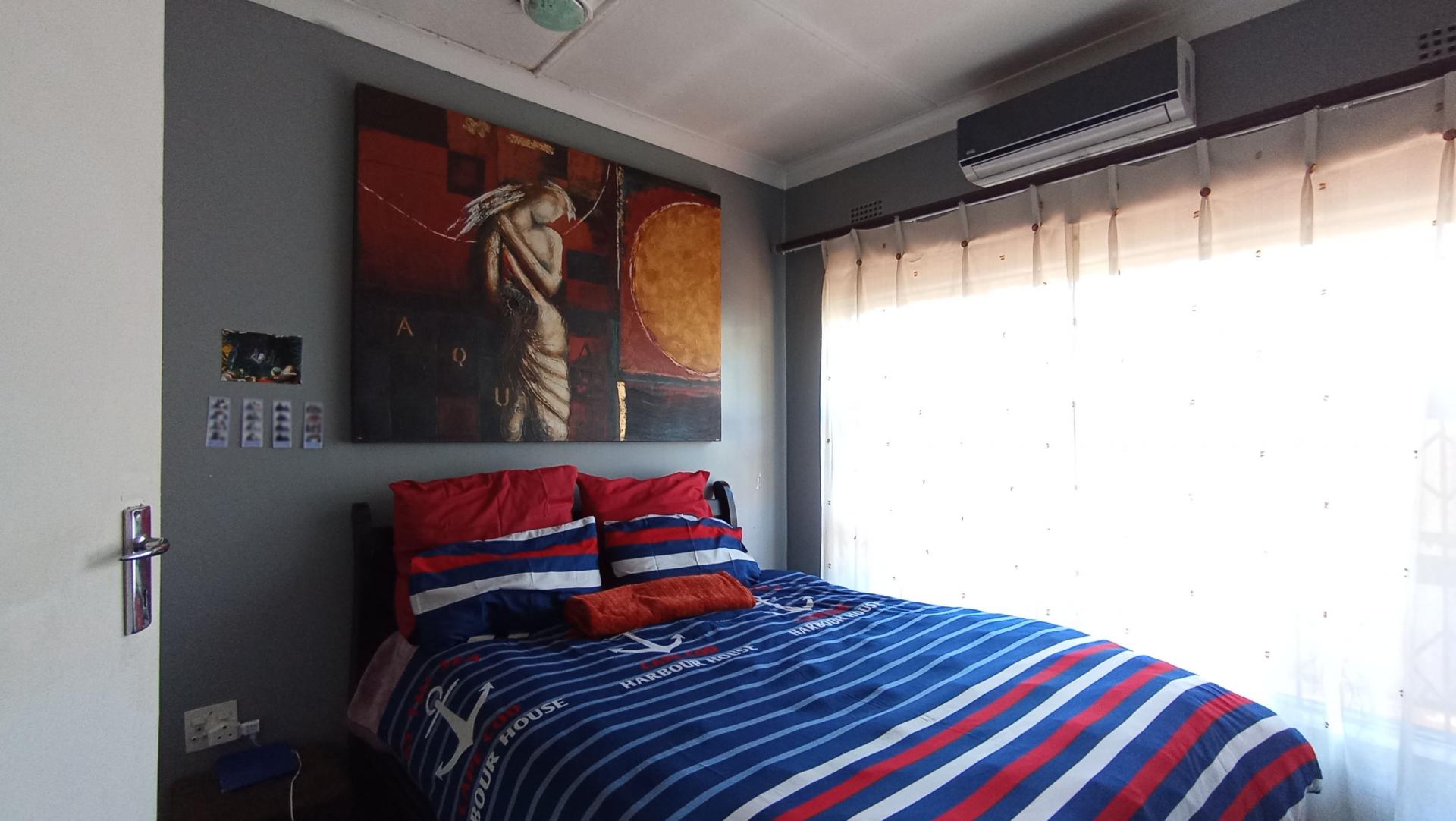 Bed Room 1 - 20 square meters of property in Oriel