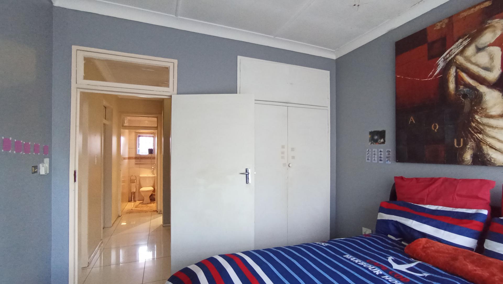 Bed Room 1 - 20 square meters of property in Oriel
