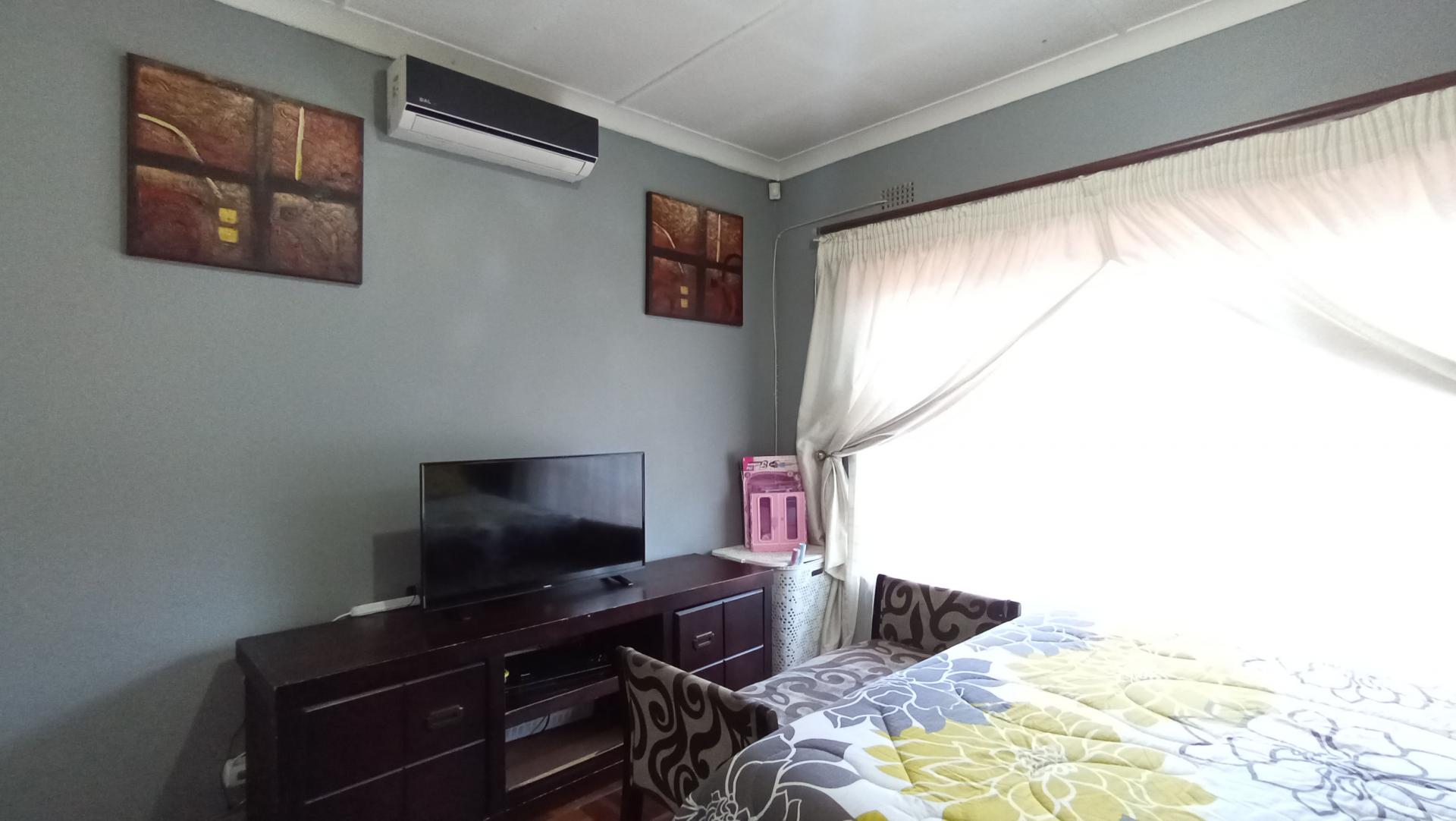 Bed Room 3 - 15 square meters of property in Oriel