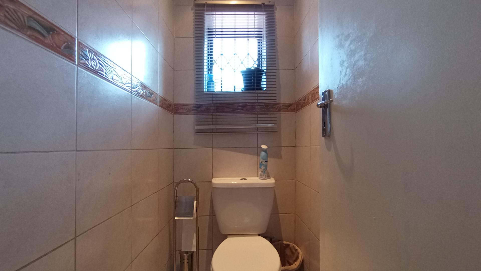 Bathroom 1 - 8 square meters of property in Oriel