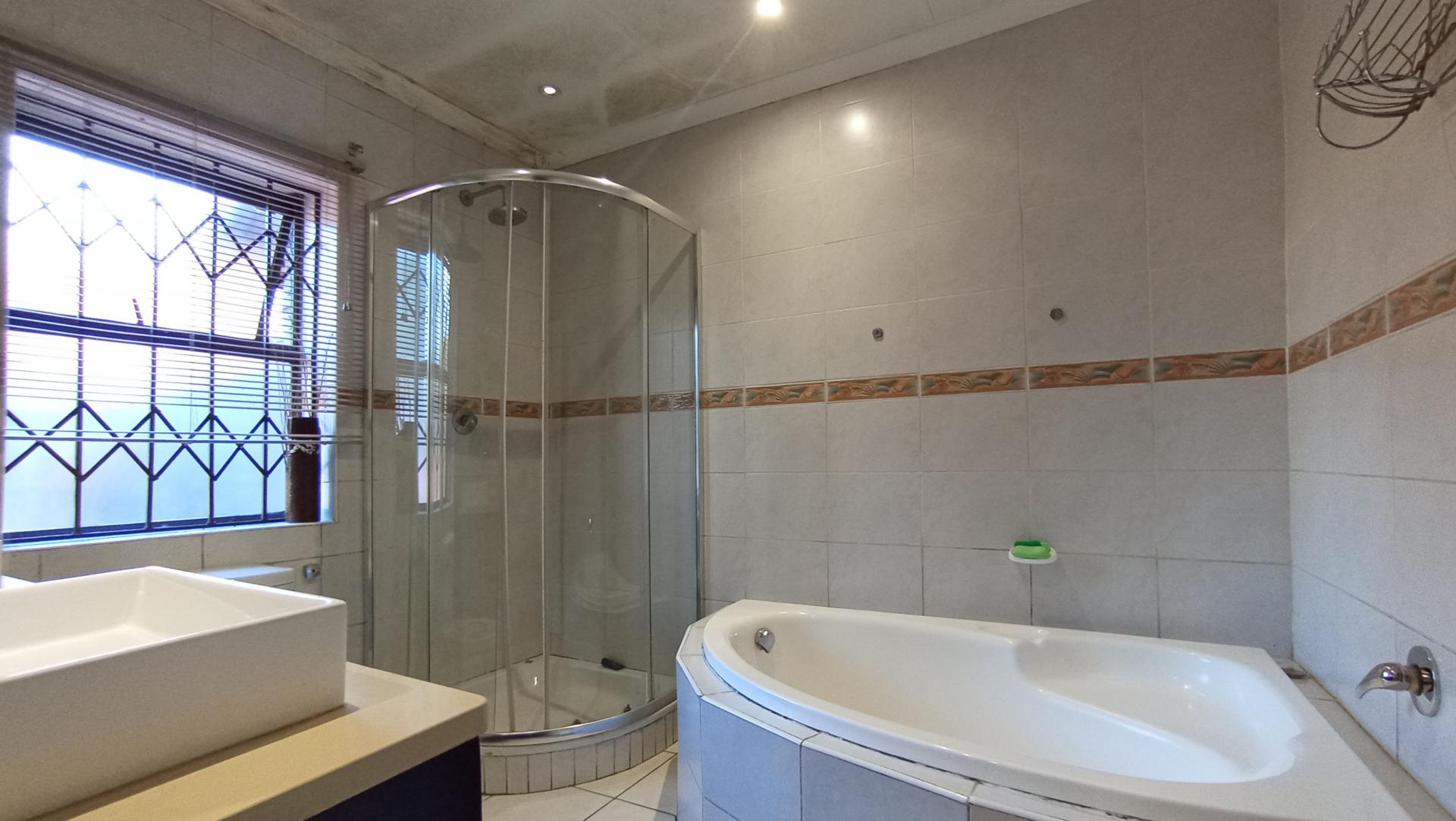 Bathroom 2 - 8 square meters of property in Oriel