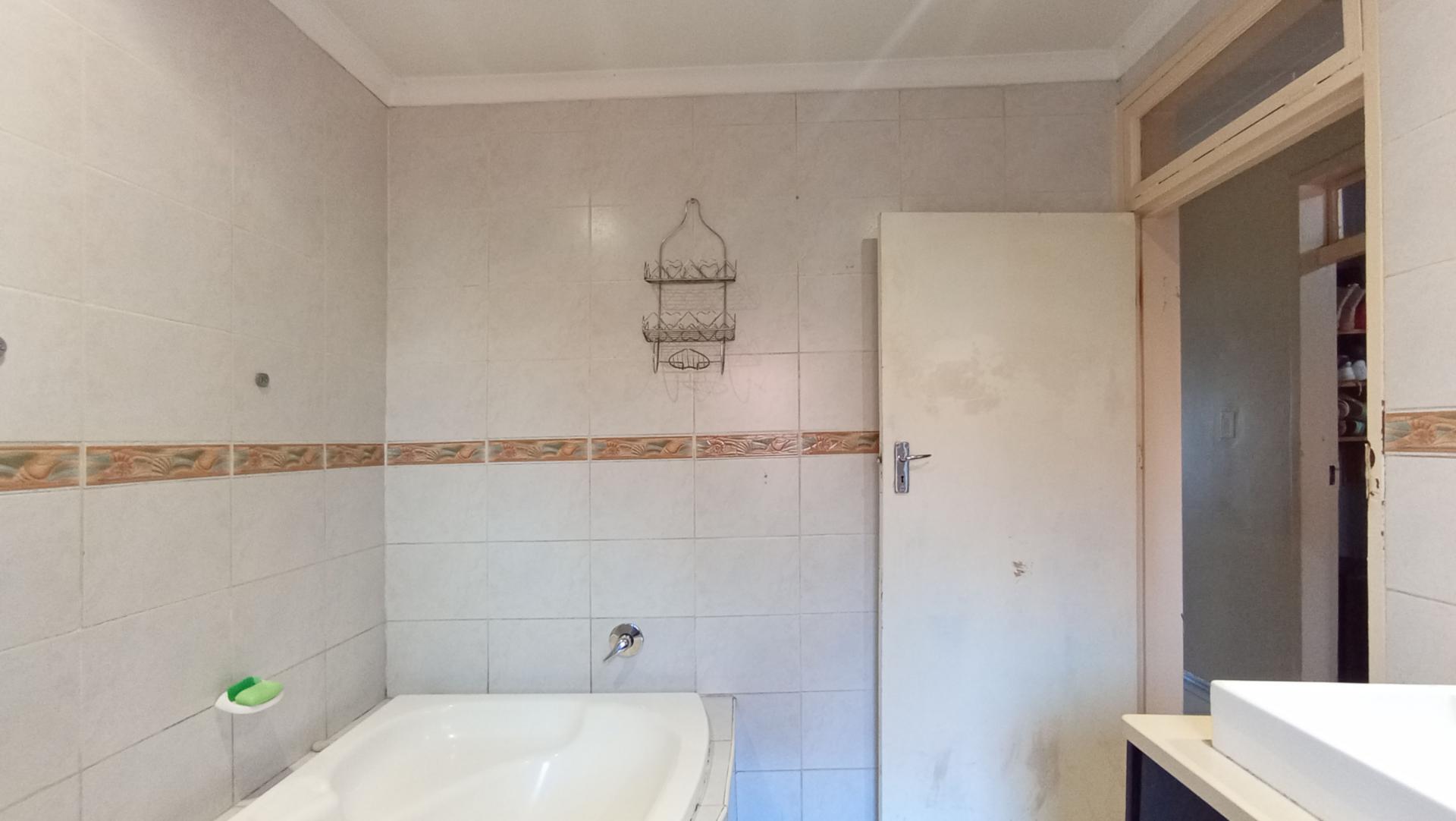 Bathroom 2 - 8 square meters of property in Oriel