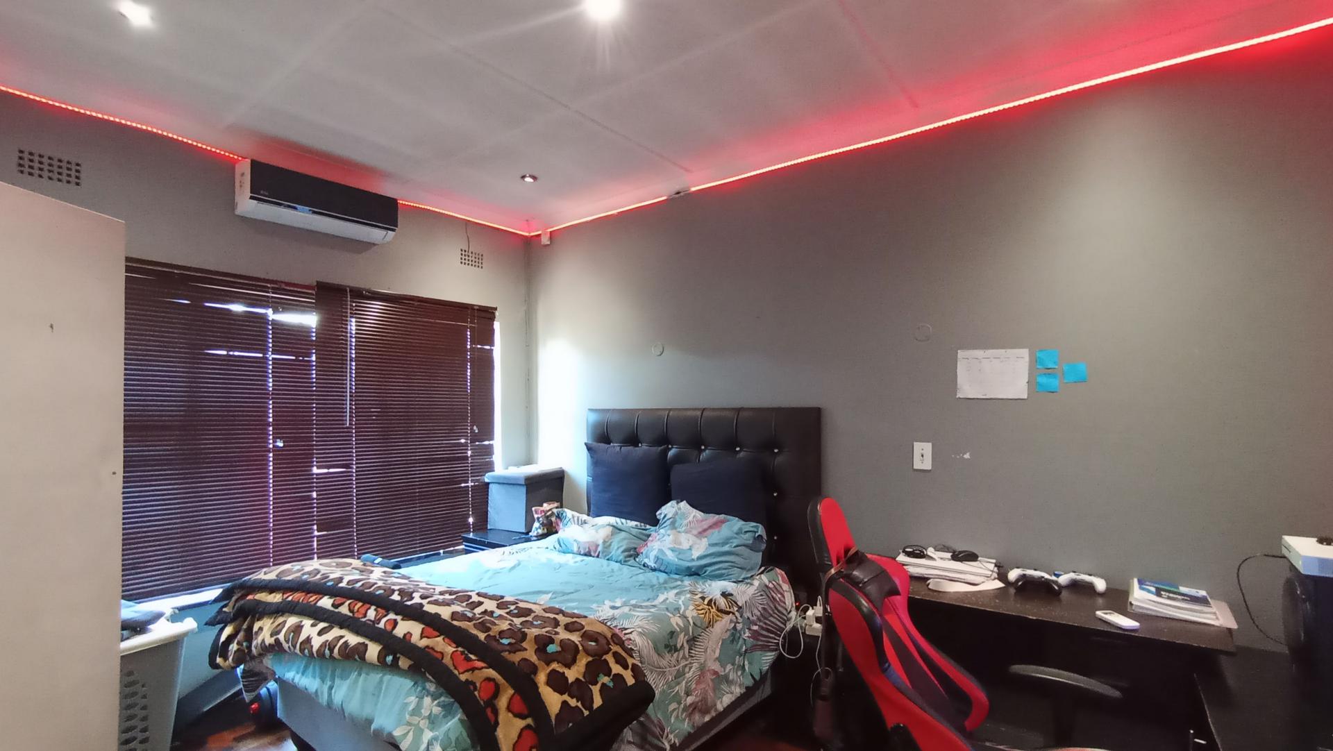 Bed Room 2 - 17 square meters of property in Oriel