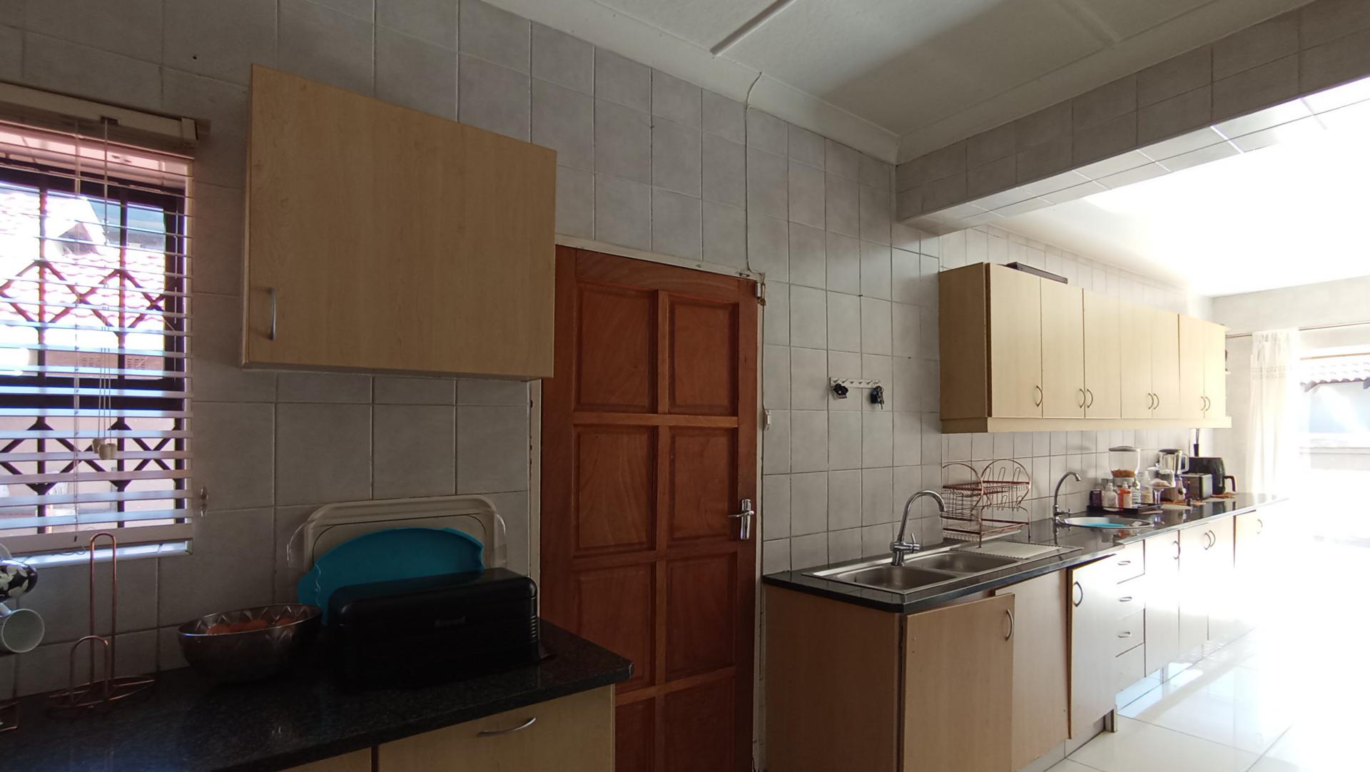 Kitchen - 25 square meters of property in Oriel