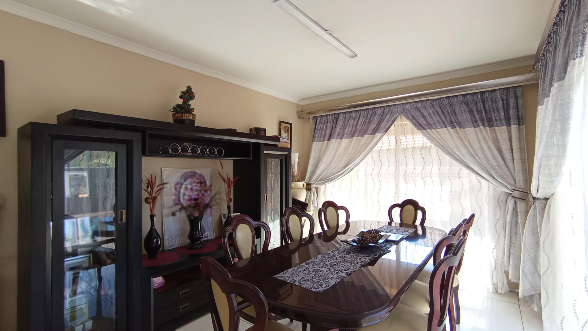 Dining Room - 14 square meters of property in Oriel