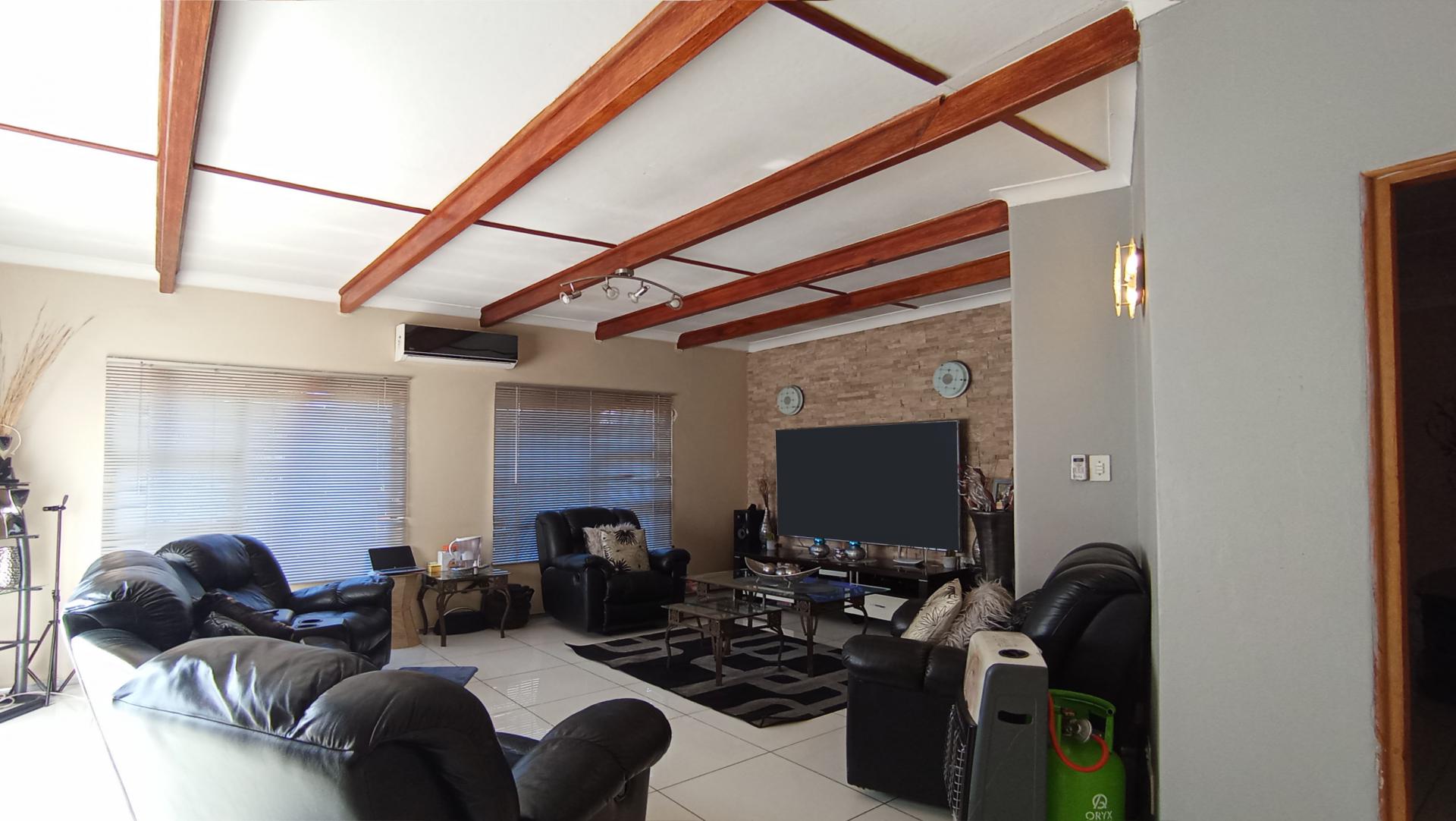 Lounges - 31 square meters of property in Oriel