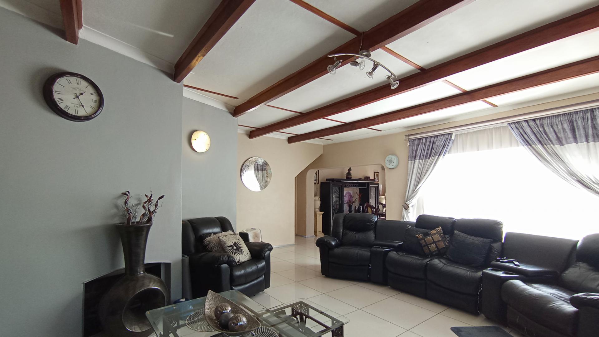 Lounges - 31 square meters of property in Oriel
