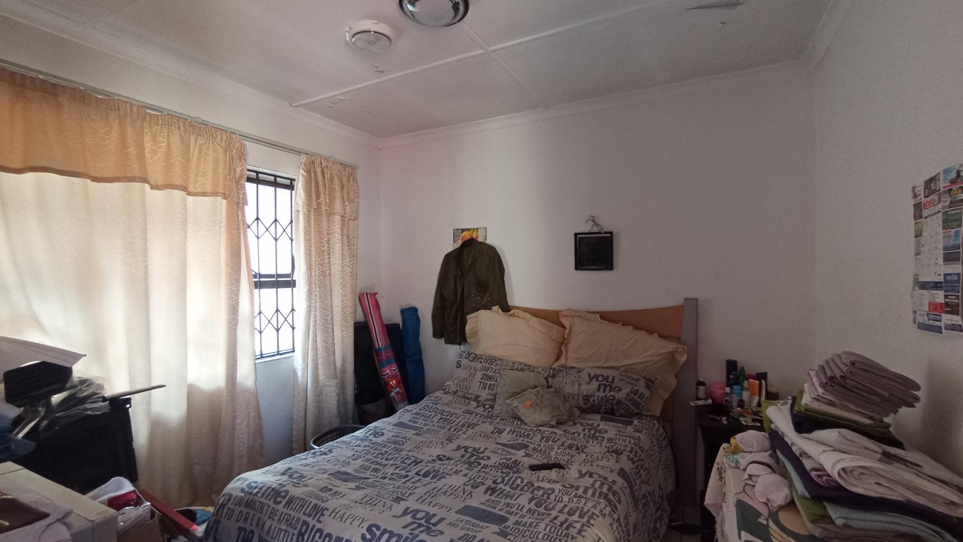 Bed Room 1 - 20 square meters of property in Oriel