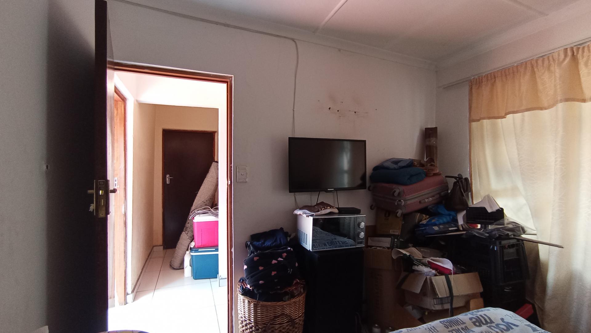 Bed Room 1 - 20 square meters of property in Oriel