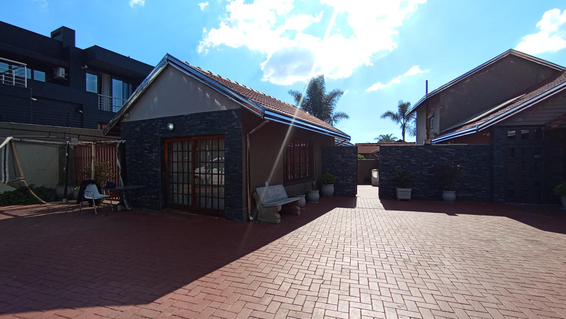 Front View of property in Oriel