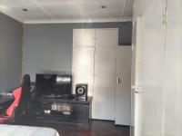 Bed Room 1 of property in Oriel