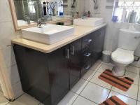 Bathroom 1 of property in Oriel