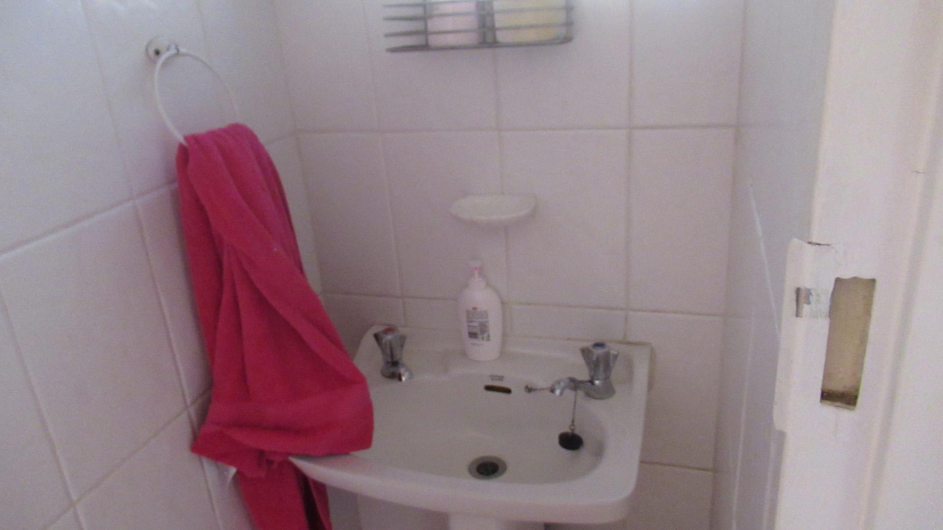 Guest Toilet - 2 square meters of property in Montclair (Dbn)