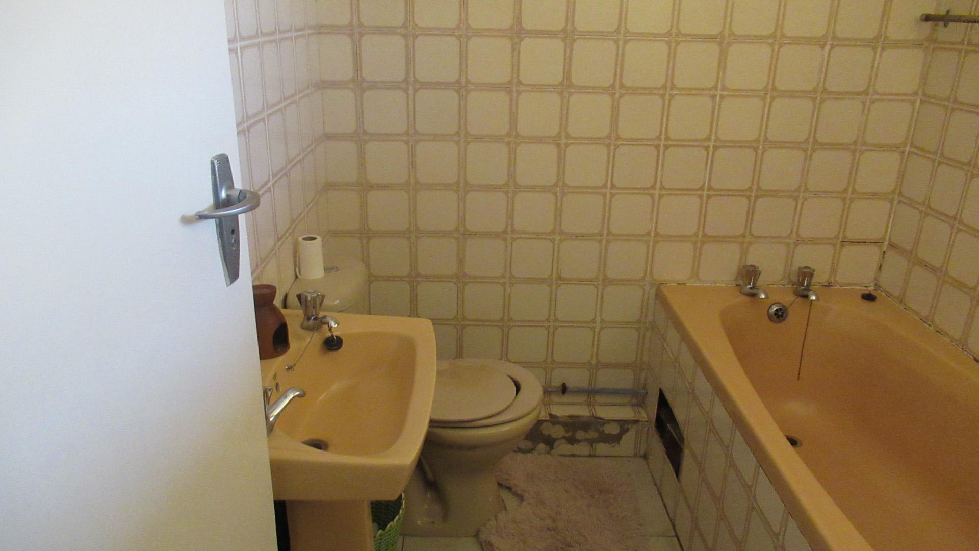 Bathroom 1 - 5 square meters of property in Montclair (Dbn)