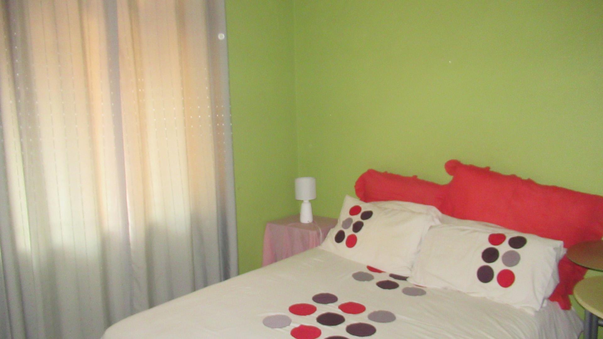 Bed Room 1 - 15 square meters of property in Montclair (Dbn)