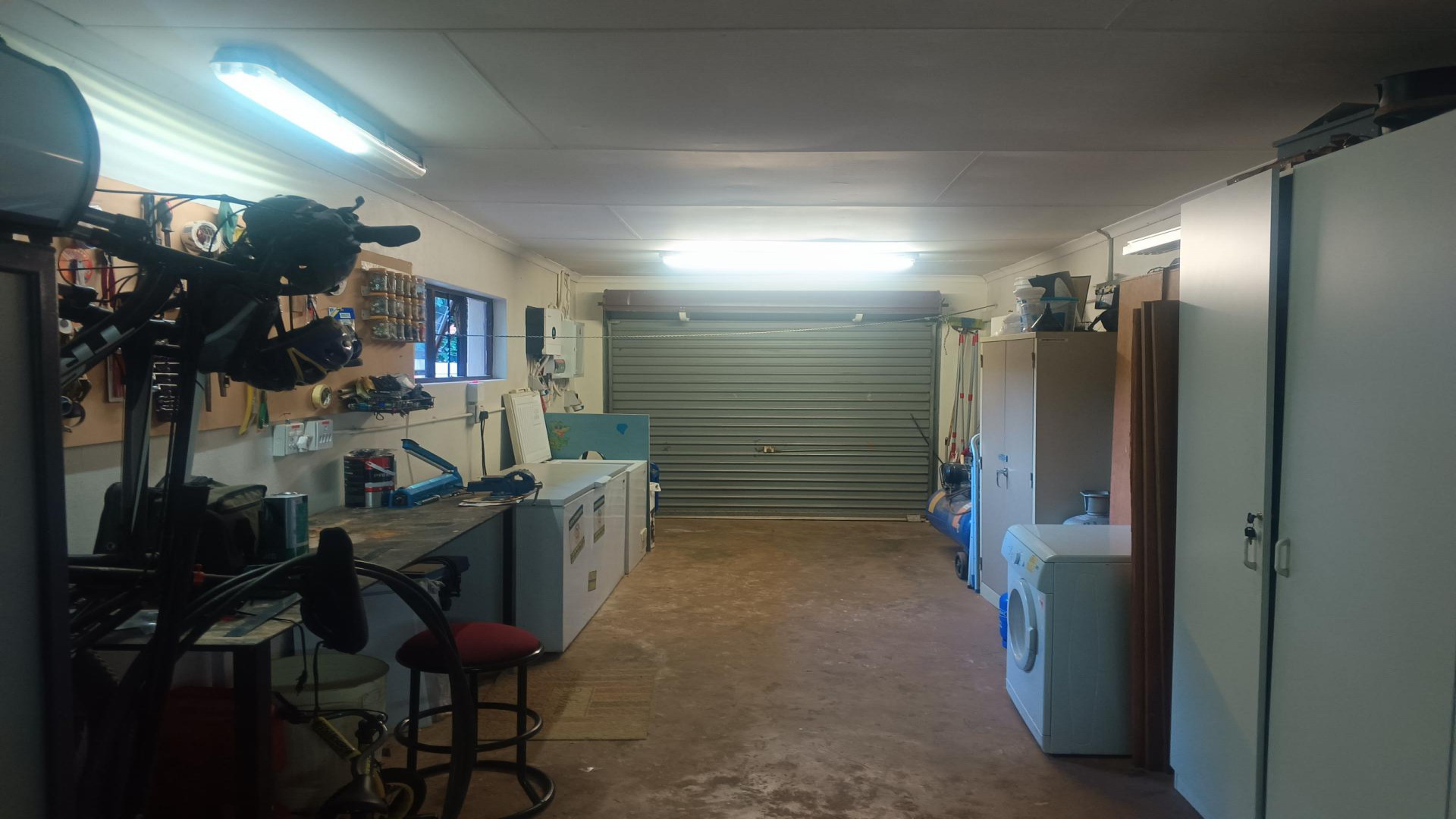 Garage - 69 square meters of property in Bronberrik