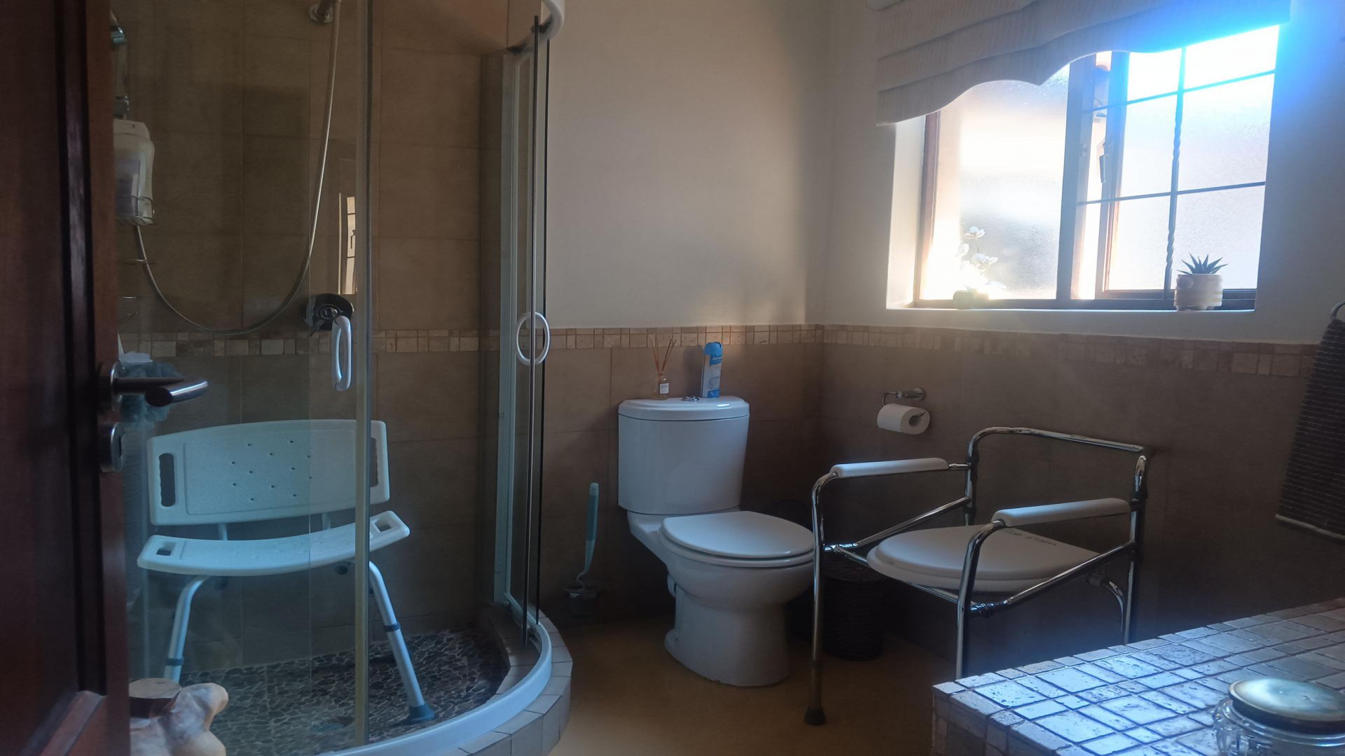 Bathroom 1 - 4 square meters of property in Bronberrik