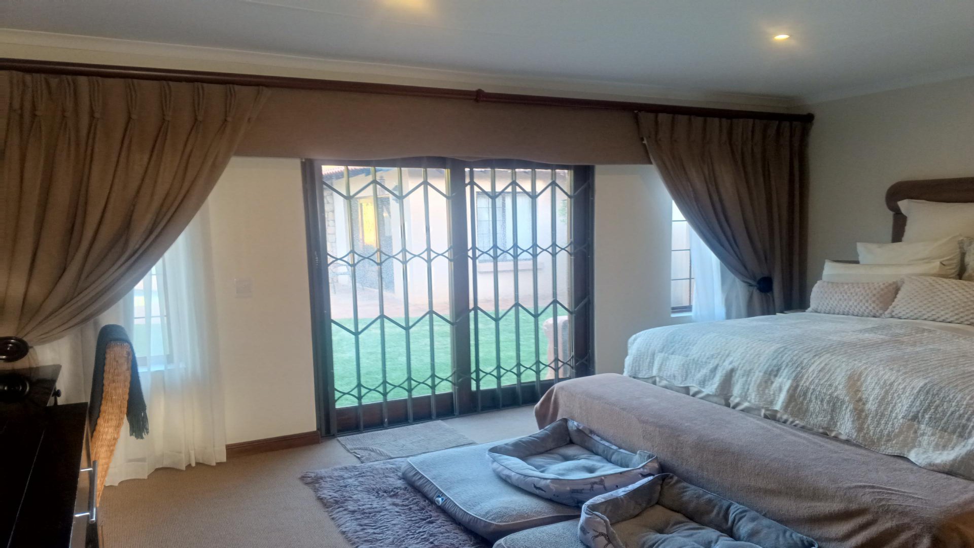 Main Bedroom - 26 square meters of property in Bronberrik