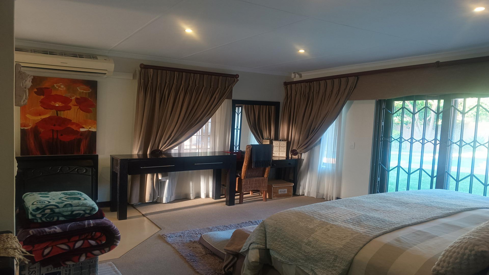 Main Bedroom - 26 square meters of property in Bronberrik