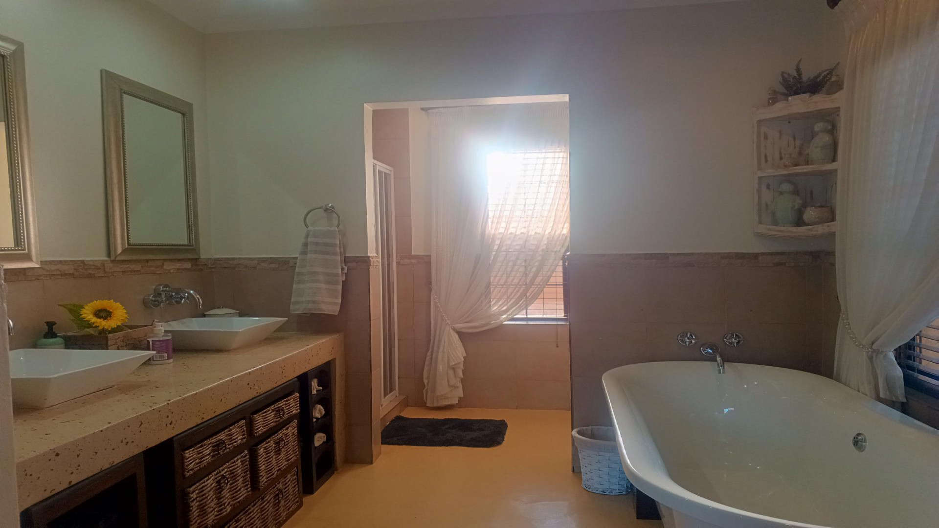 Main Bathroom - 10 square meters of property in Bronberrik