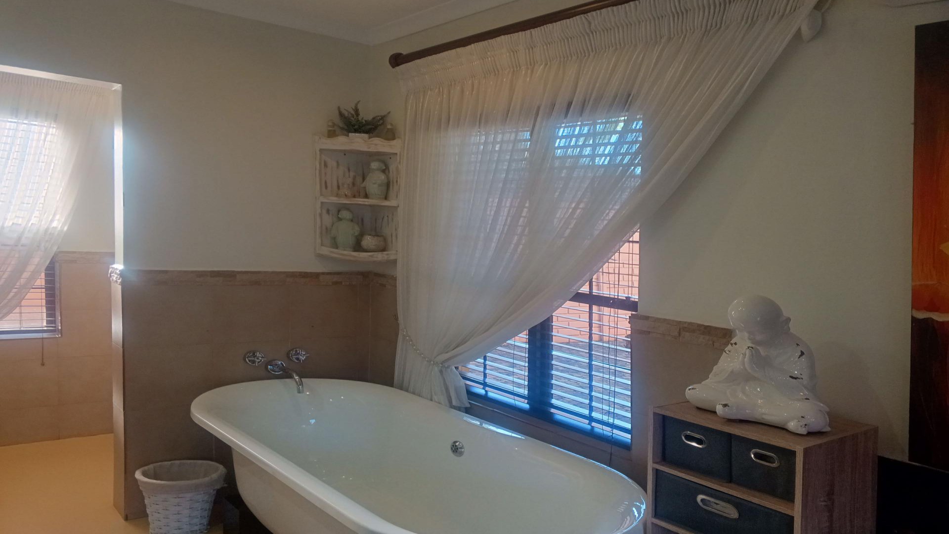 Main Bathroom - 10 square meters of property in Bronberrik