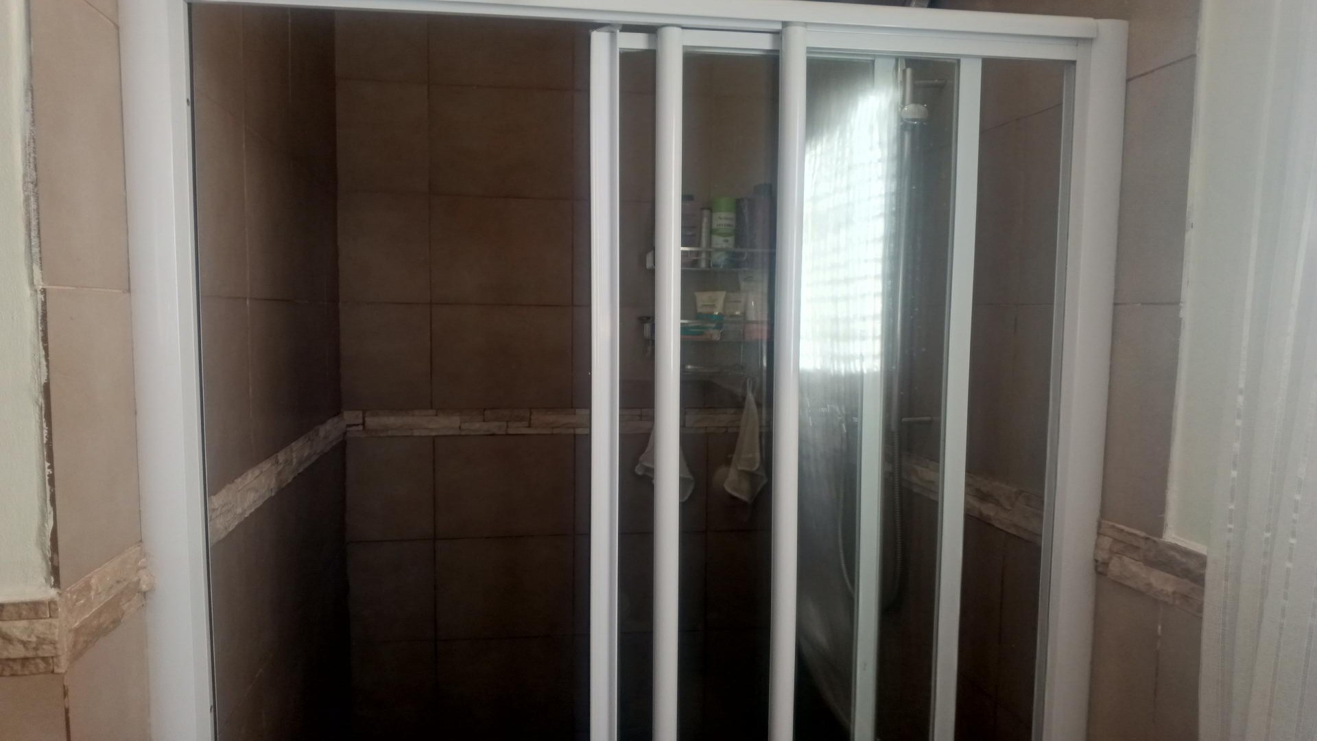 Main Bathroom - 10 square meters of property in Bronberrik