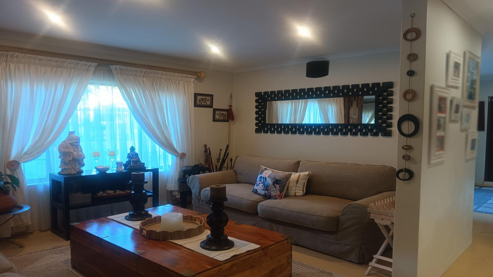 Lounges - 53 square meters of property in Bronberrik