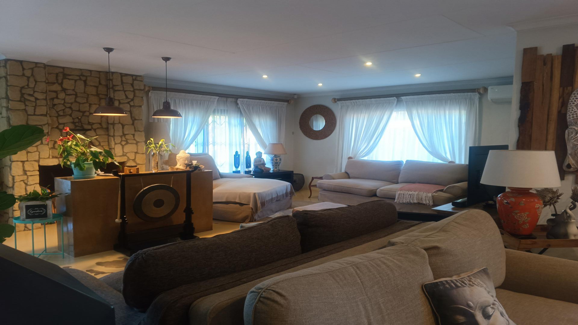Lounges - 53 square meters of property in Bronberrik