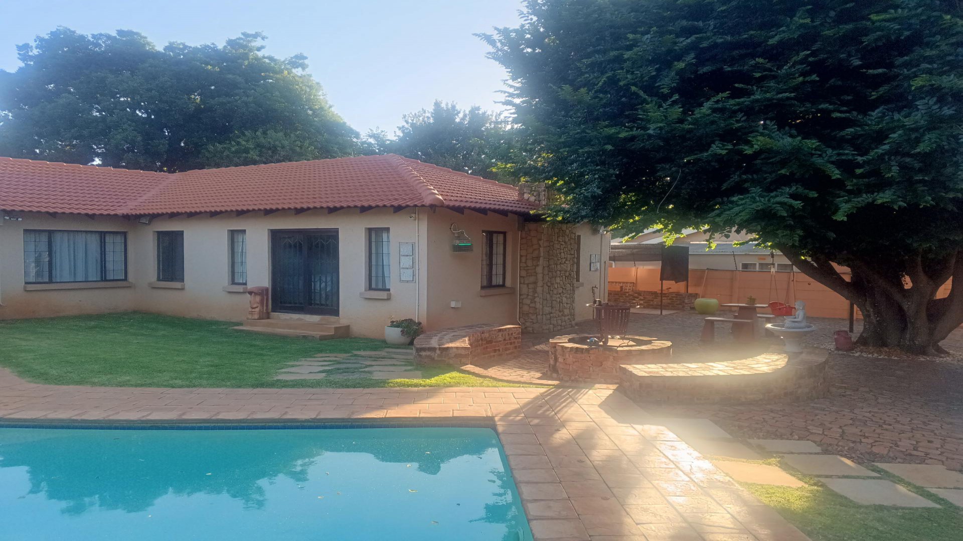 Swimming Pool of property in Bronberrik