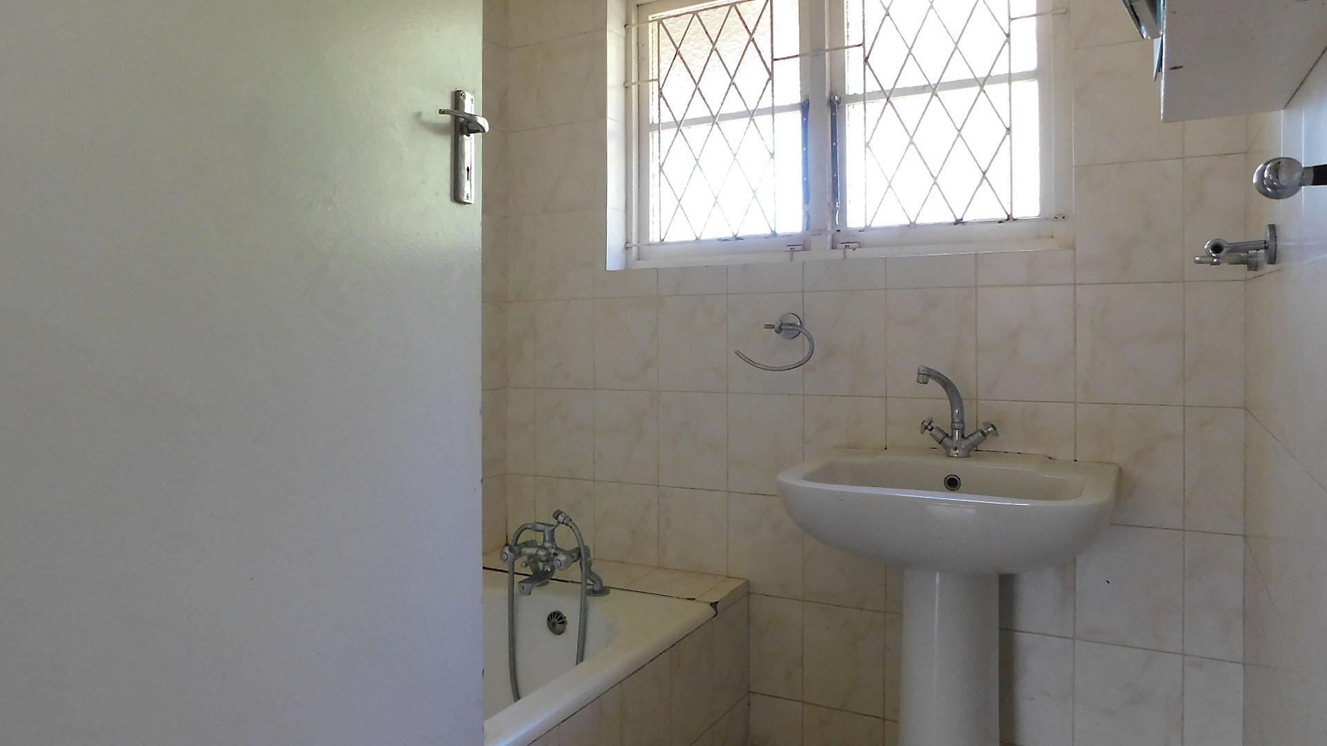 Bathroom 1 - 6 square meters of property in Umbilo 