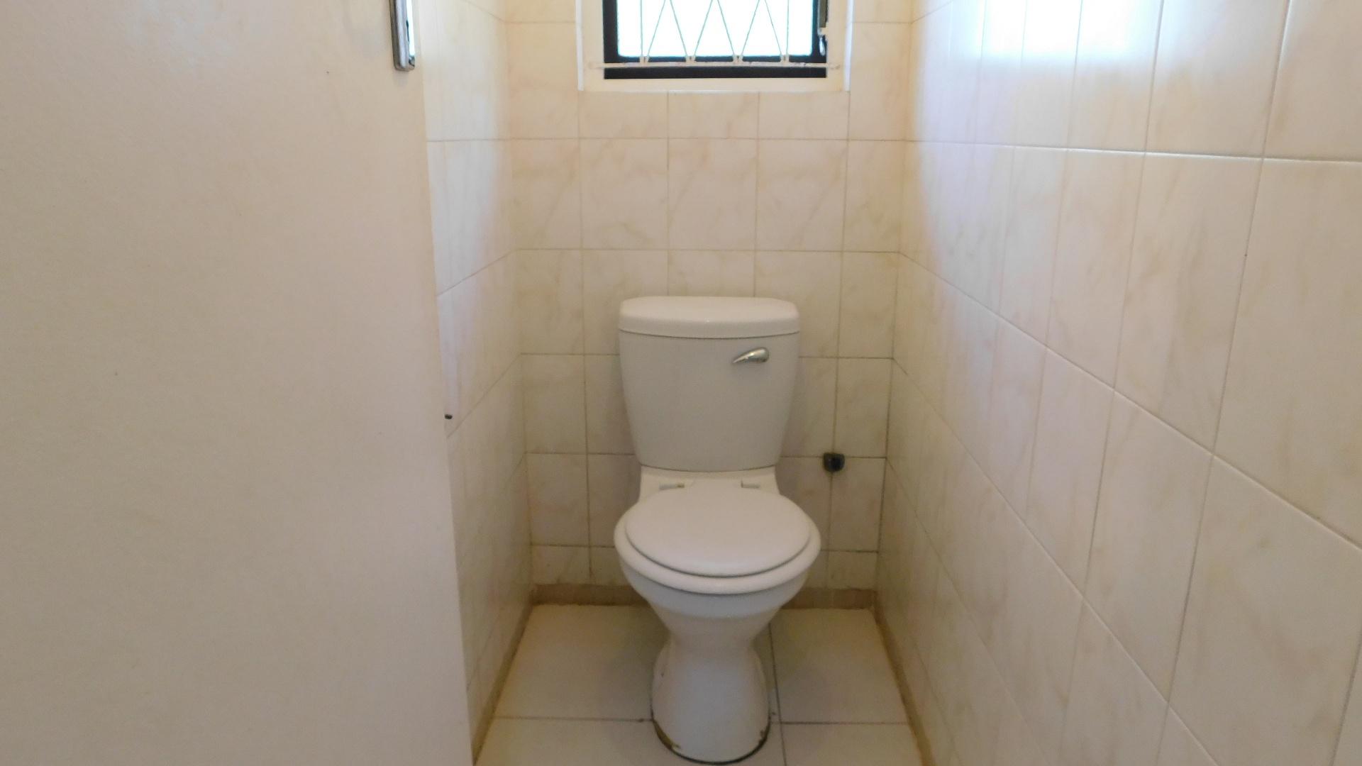 Bathroom 1 - 6 square meters of property in Umbilo 