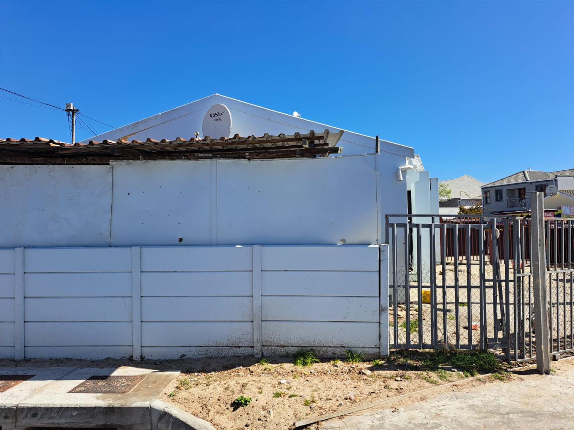 Front View of property in Phoenix (Milnerton)