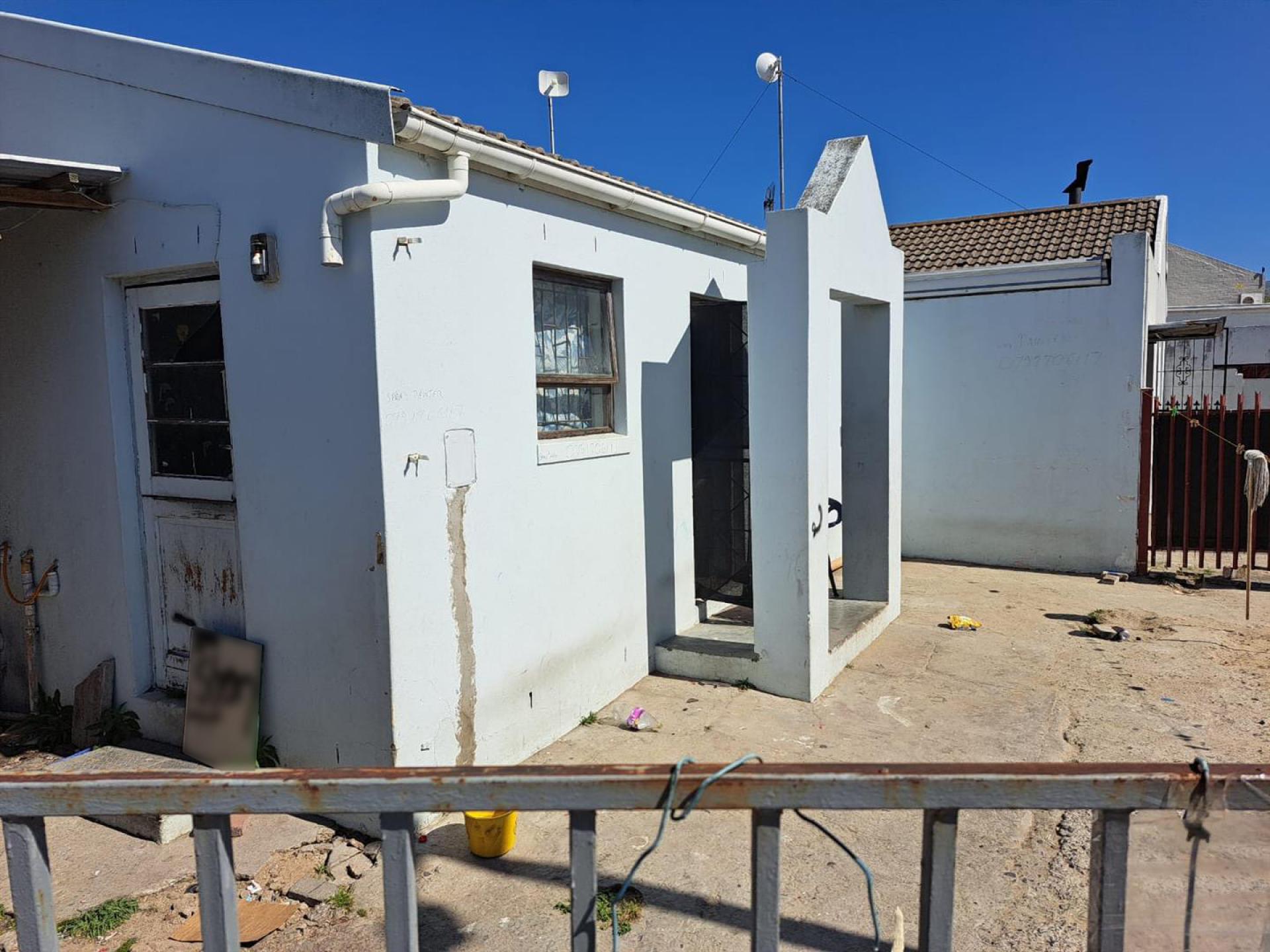 Front View of property in Phoenix (Milnerton)