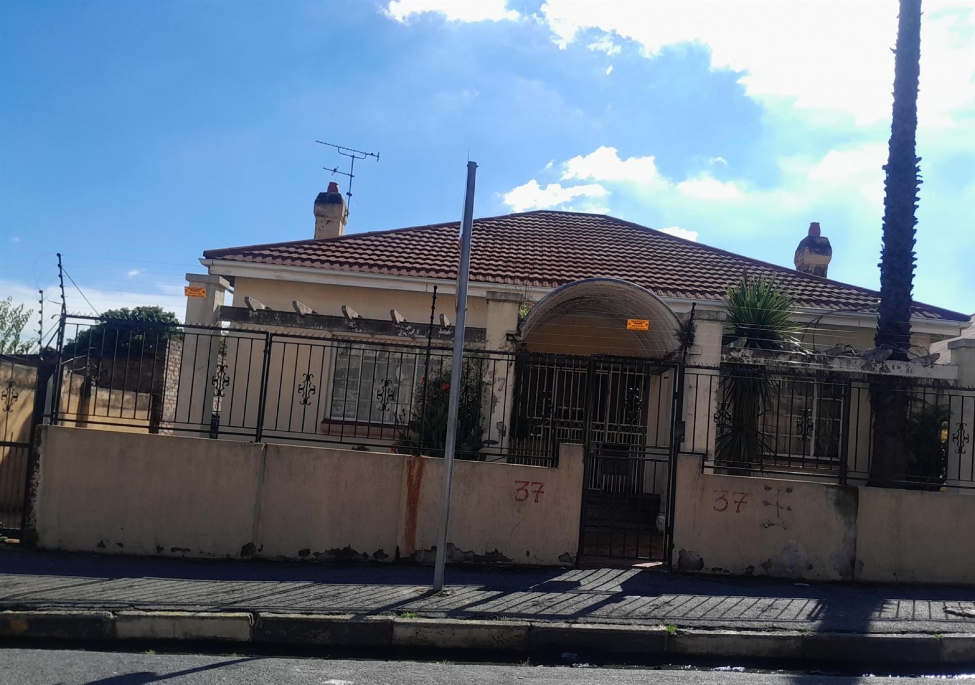 Front View of property in Orange Grove