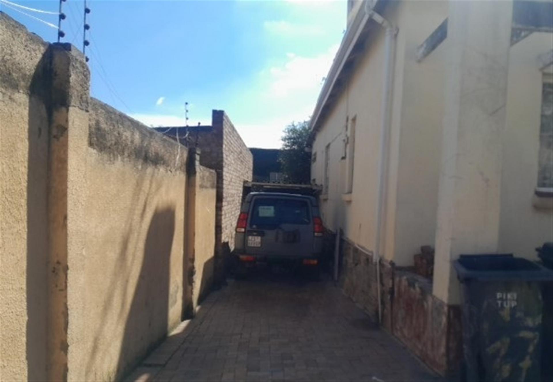 Front View of property in Orange Grove