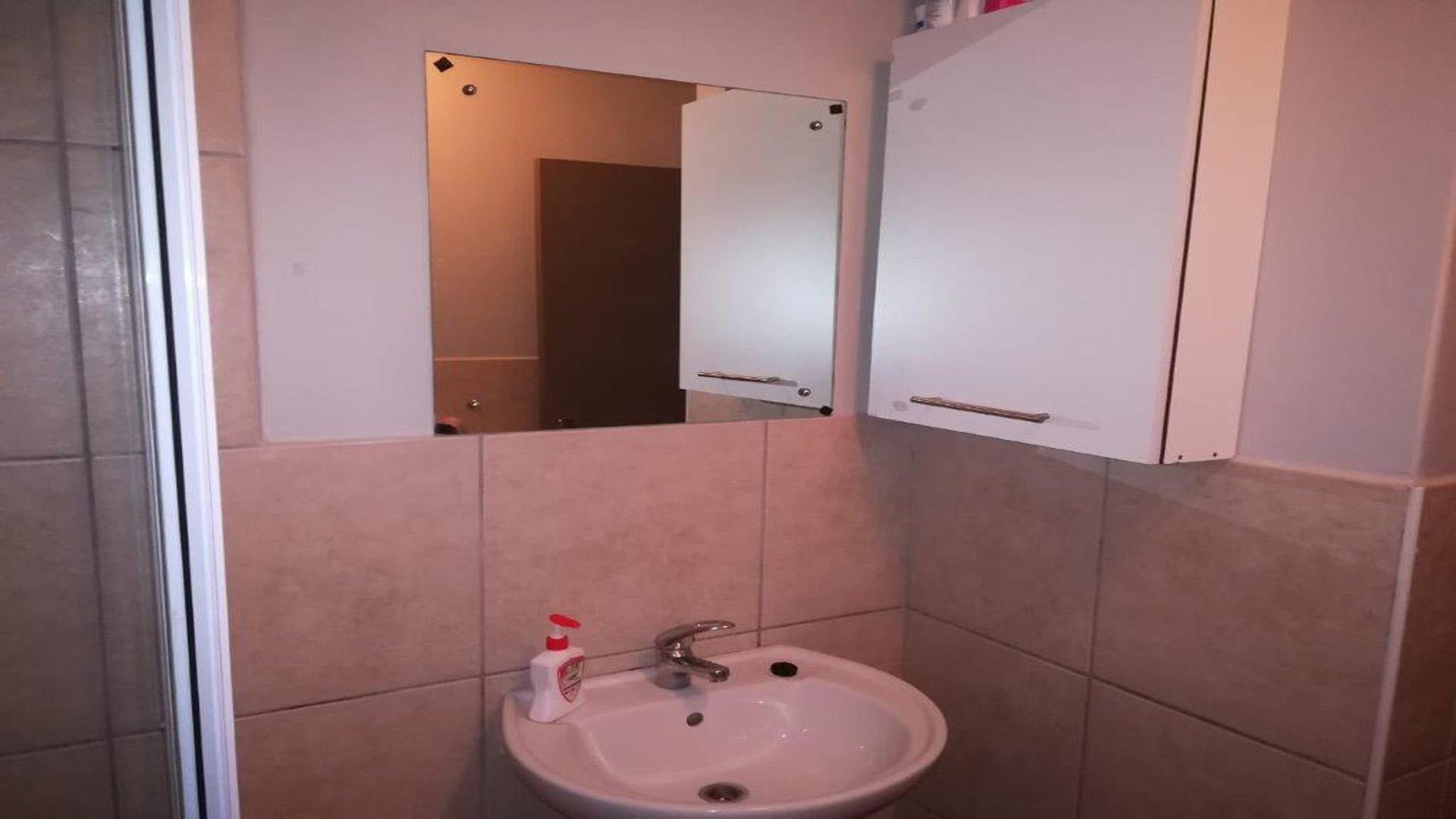 Bathroom 1 - 6 square meters of property in Boston