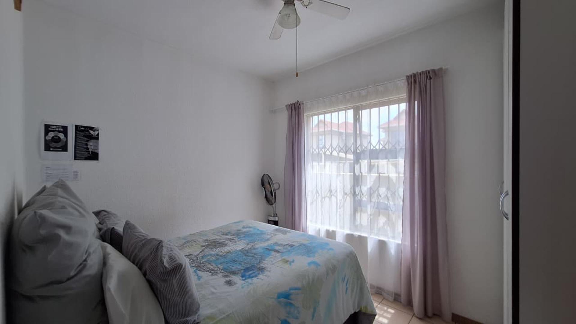 Main Bedroom - 15 square meters of property in Newmarket Park