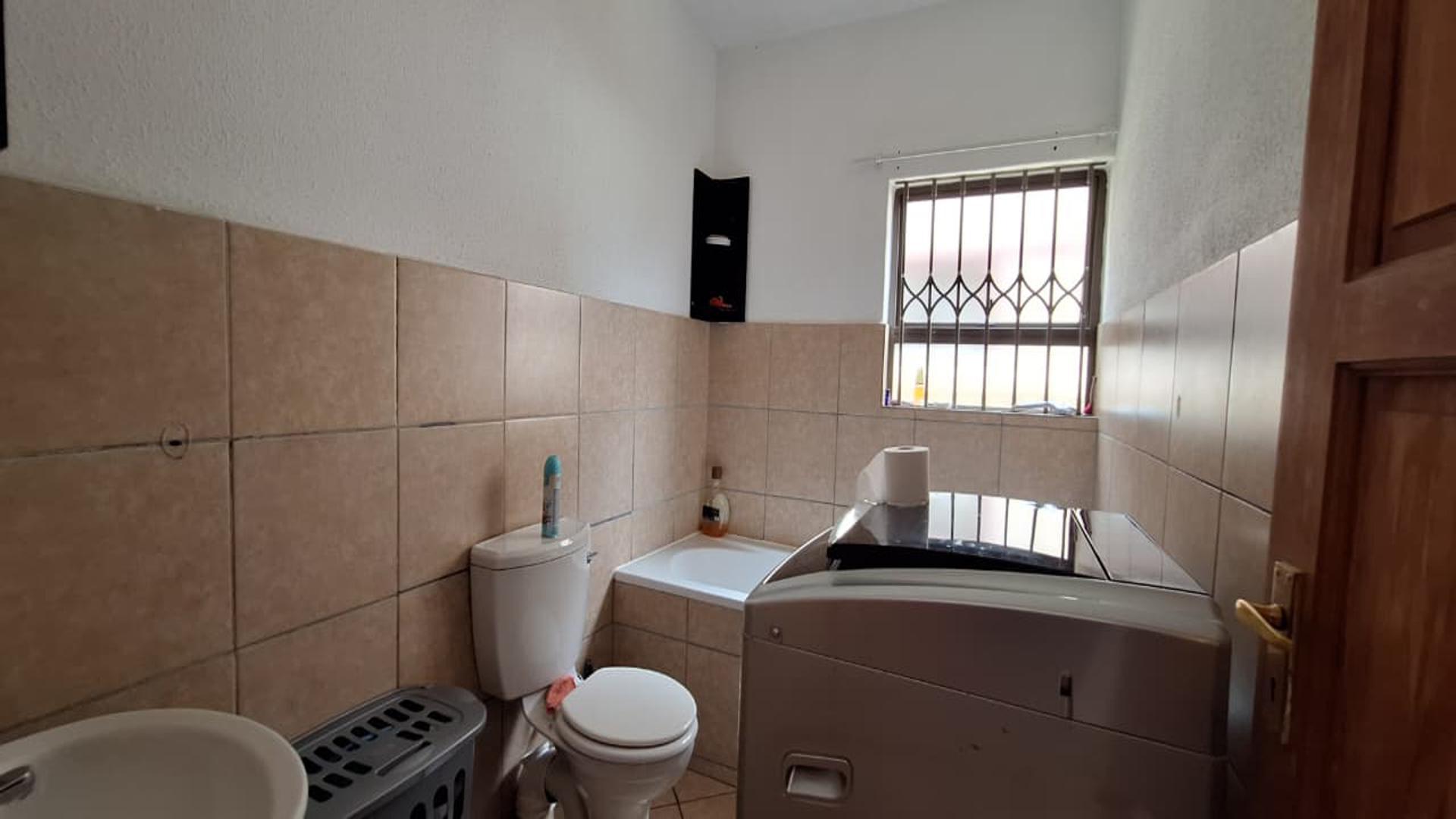 Main Bathroom - 6 square meters of property in Newmarket Park