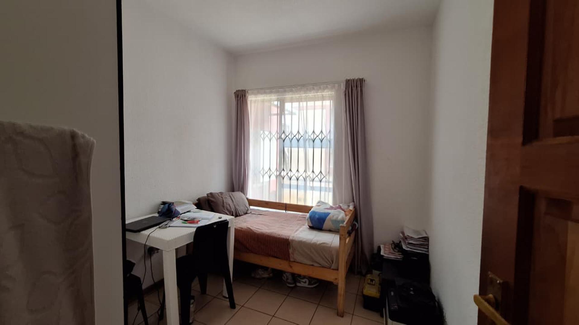 Bed Room 2 - 10 square meters of property in Newmarket Park