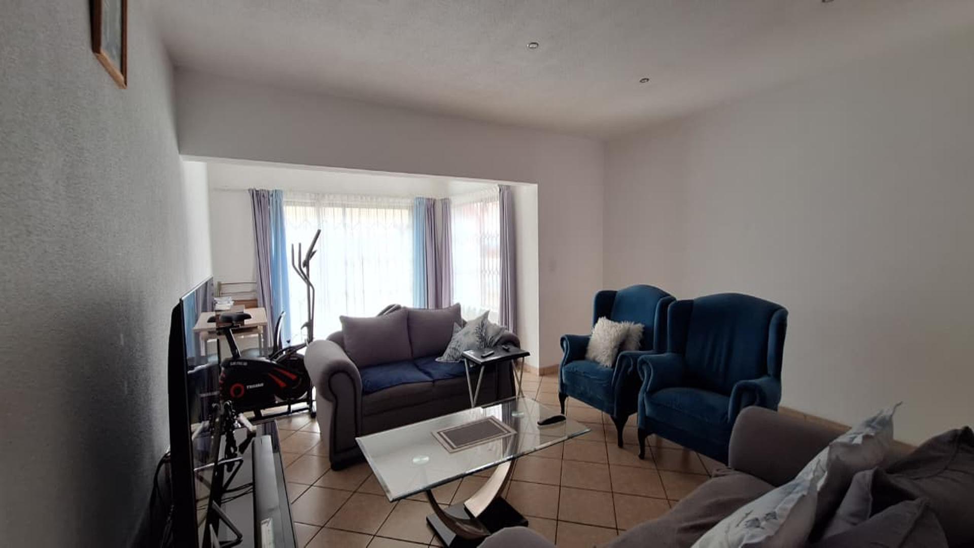 Lounges - 31 square meters of property in Newmarket Park