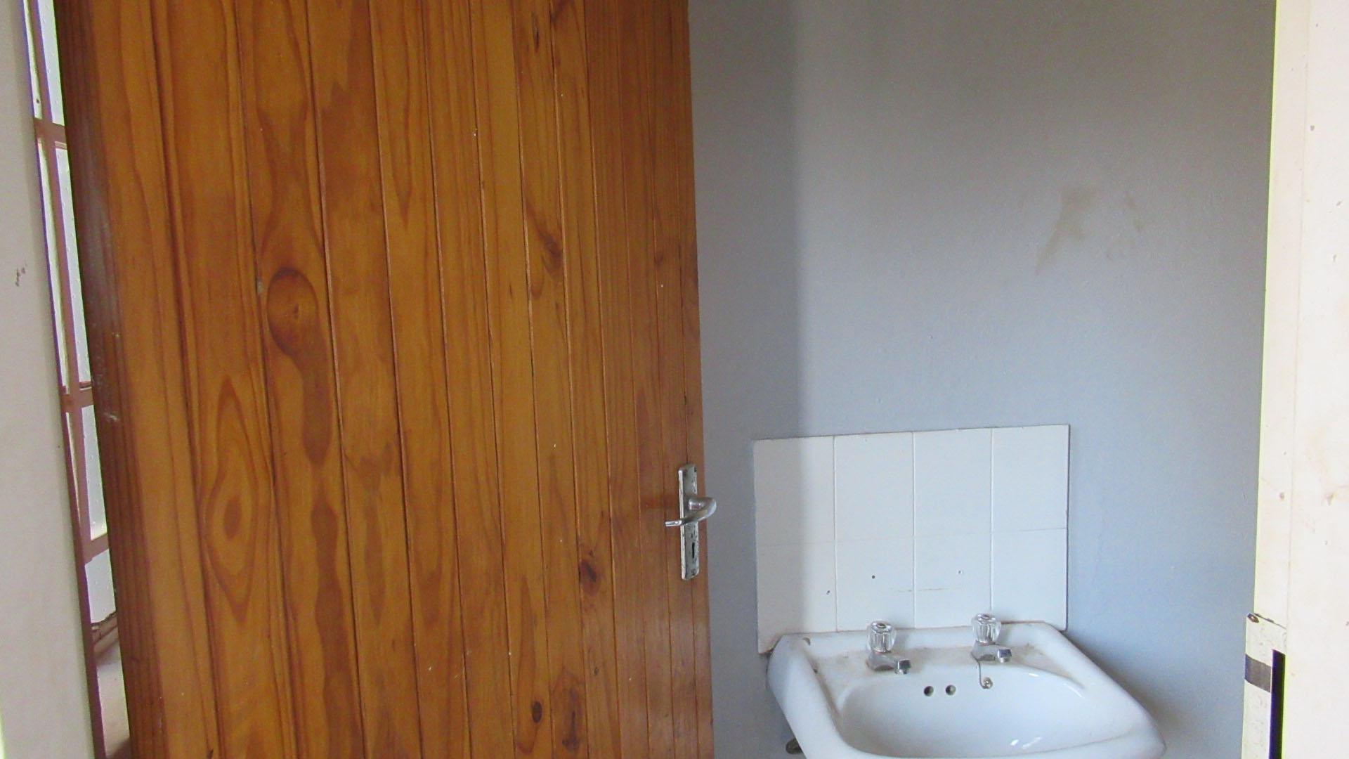 Staff Bathroom - 3 square meters of property in Wilropark