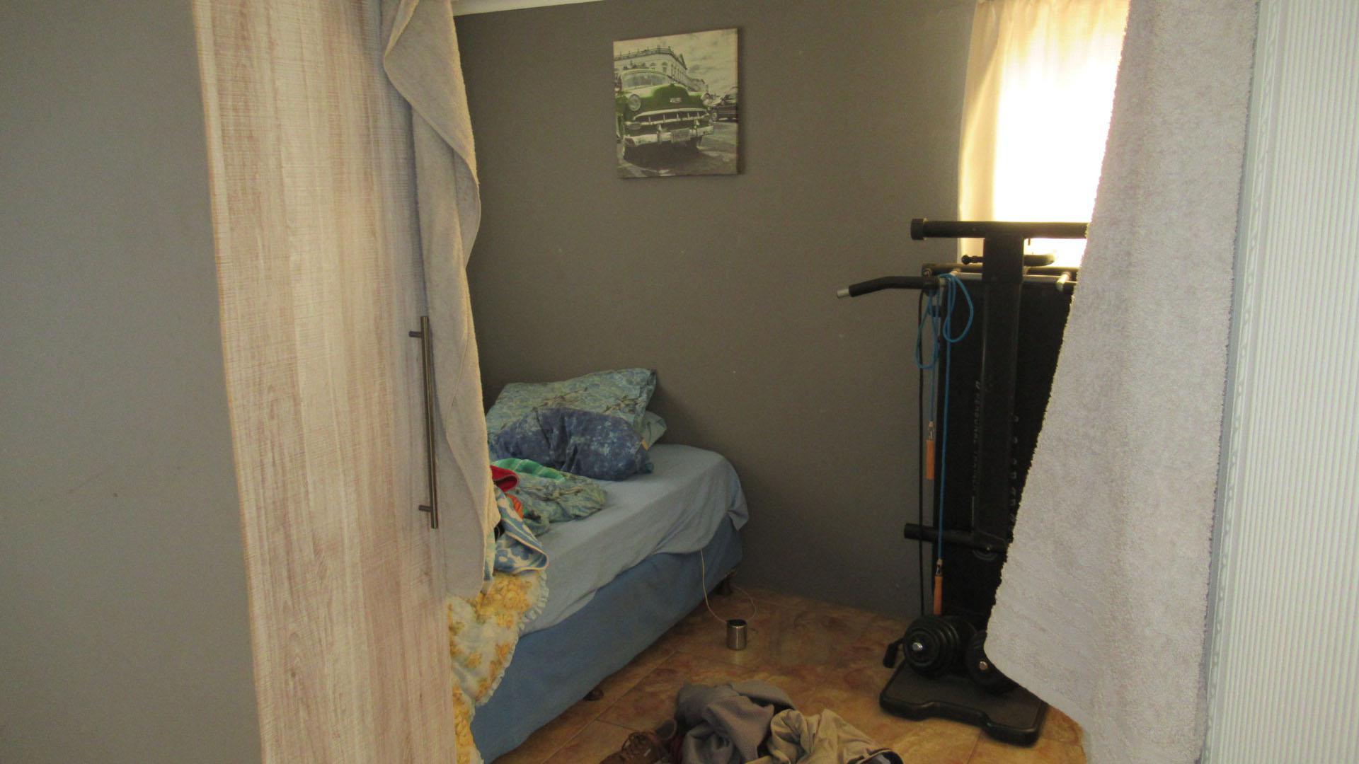 Bed Room 1 - 15 square meters of property in Wilropark