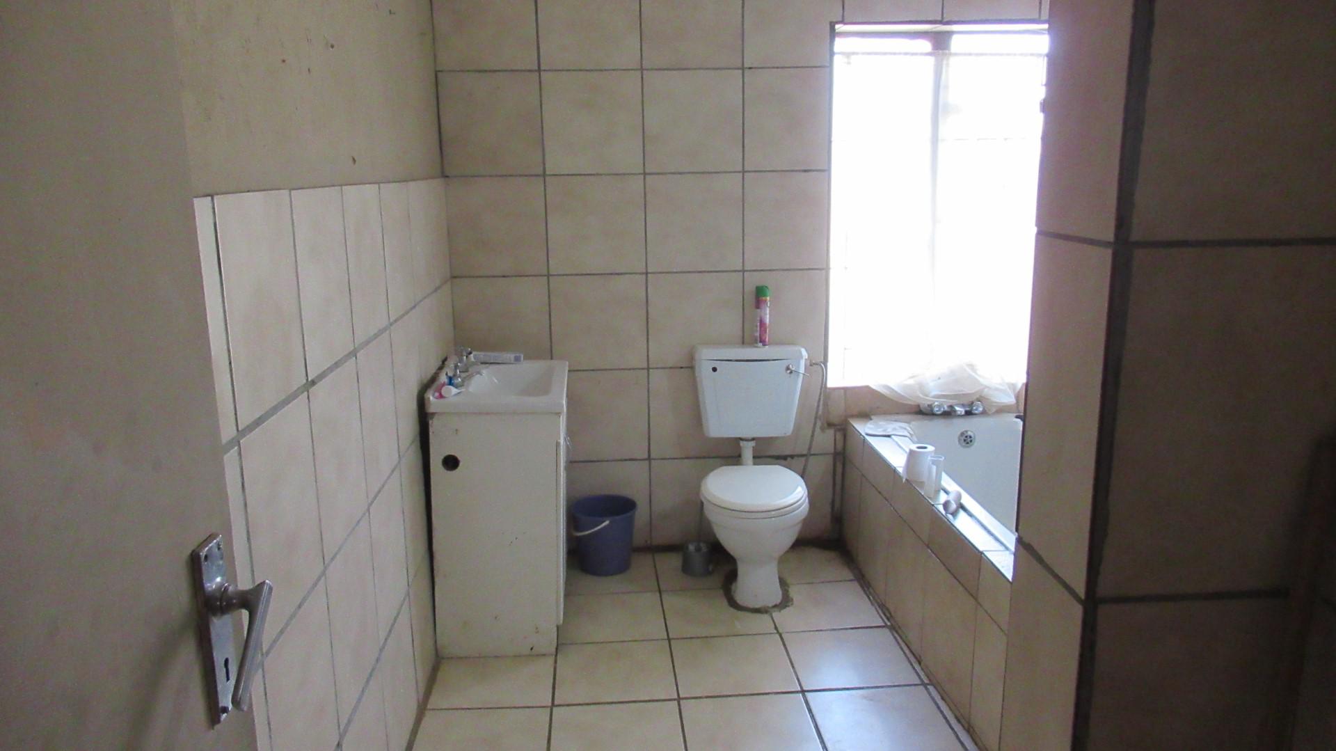 Bathroom 1 - 10 square meters of property in Balfour