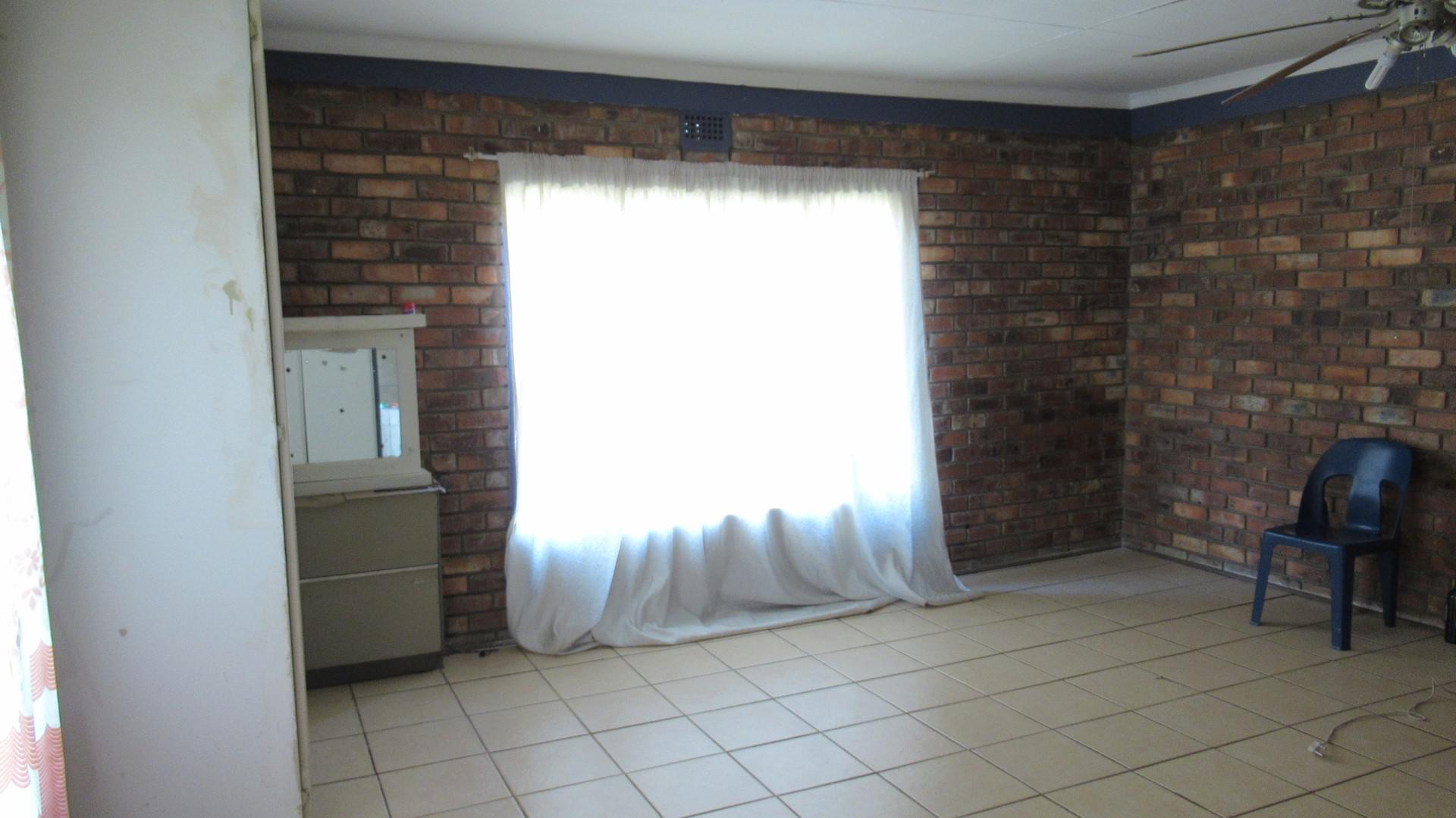 Main Bedroom - 33 square meters of property in Balfour