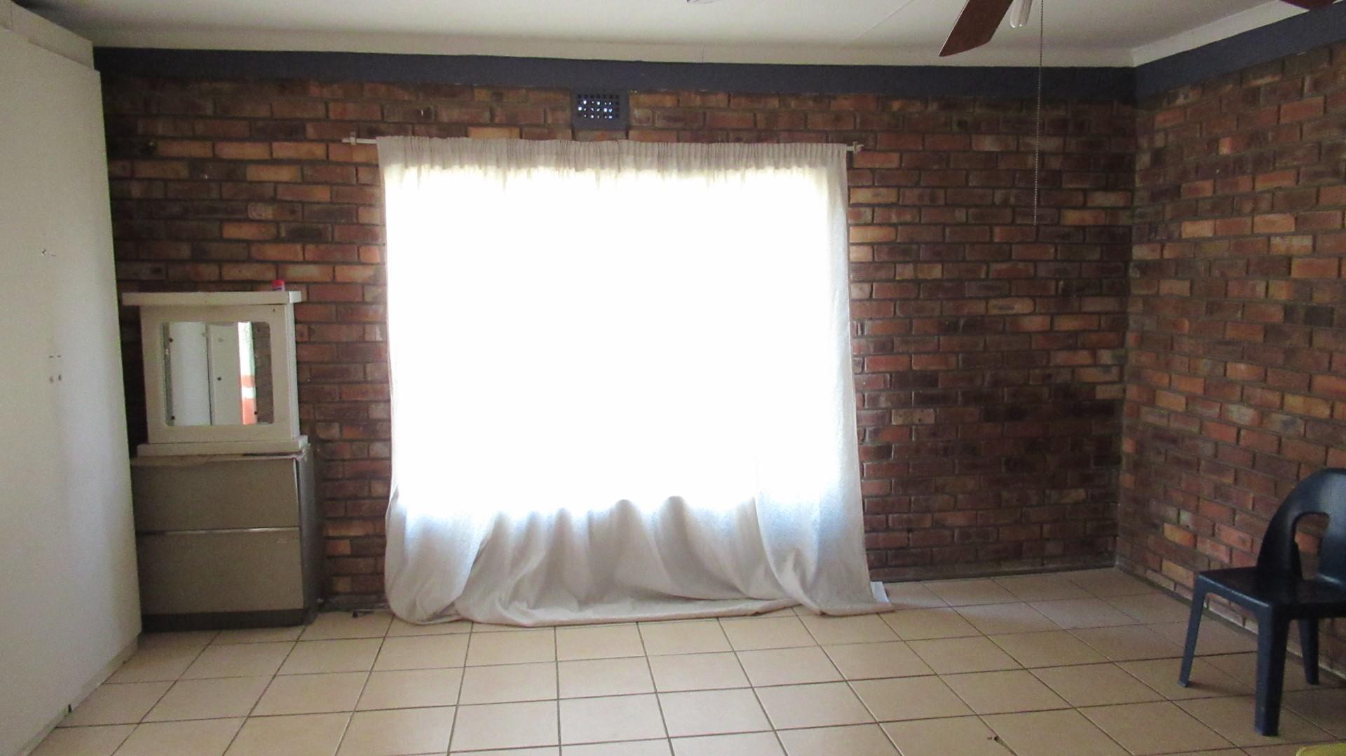 Main Bedroom - 33 square meters of property in Balfour