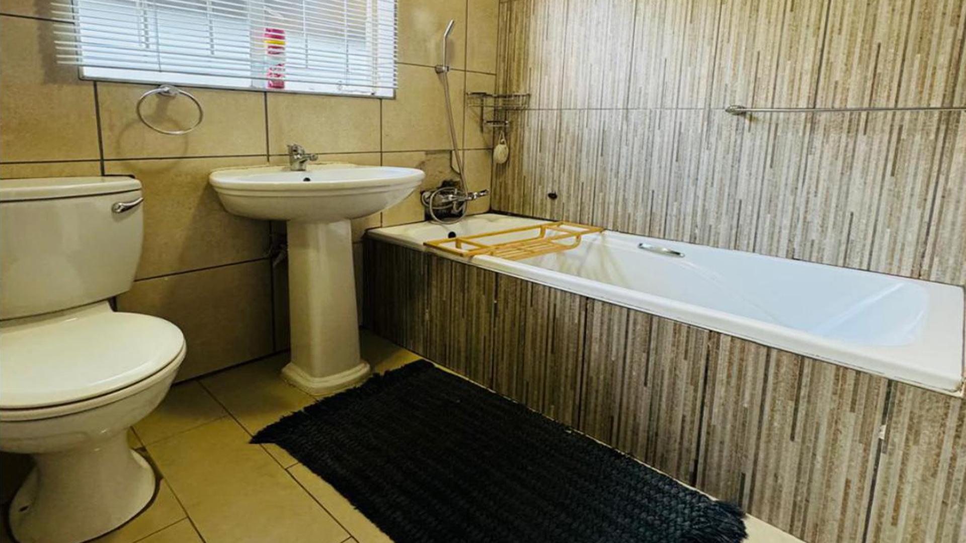 Bathroom 1 of property in Elandspoort