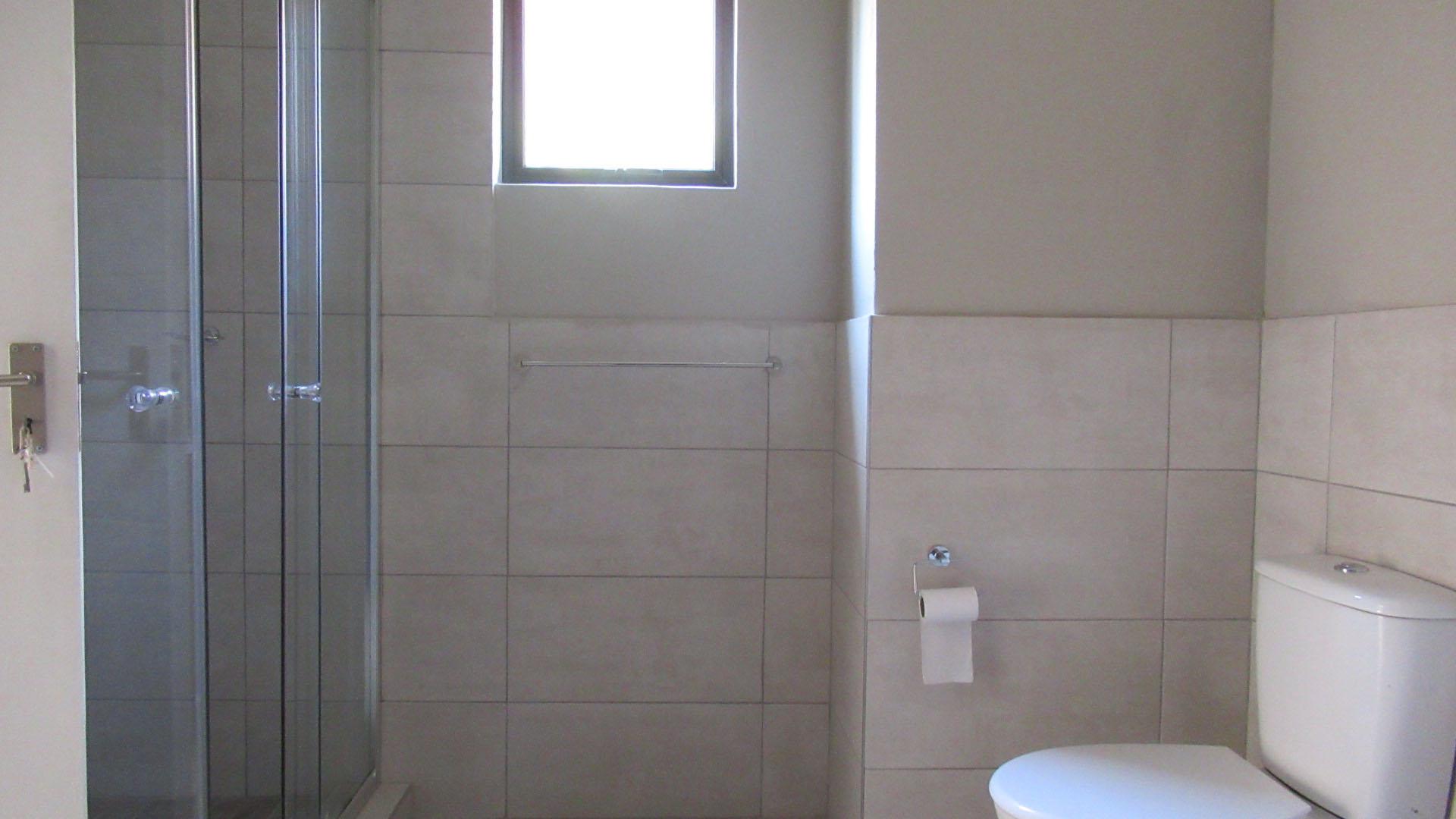 Main Bathroom - 12 square meters of property in Xanadu Eco Park